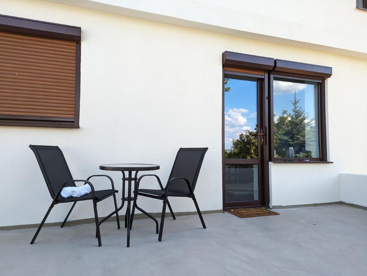Horizon View Villa - Lakefront Terrace Suite Bukareszt Zewnętrze zdjęcie
