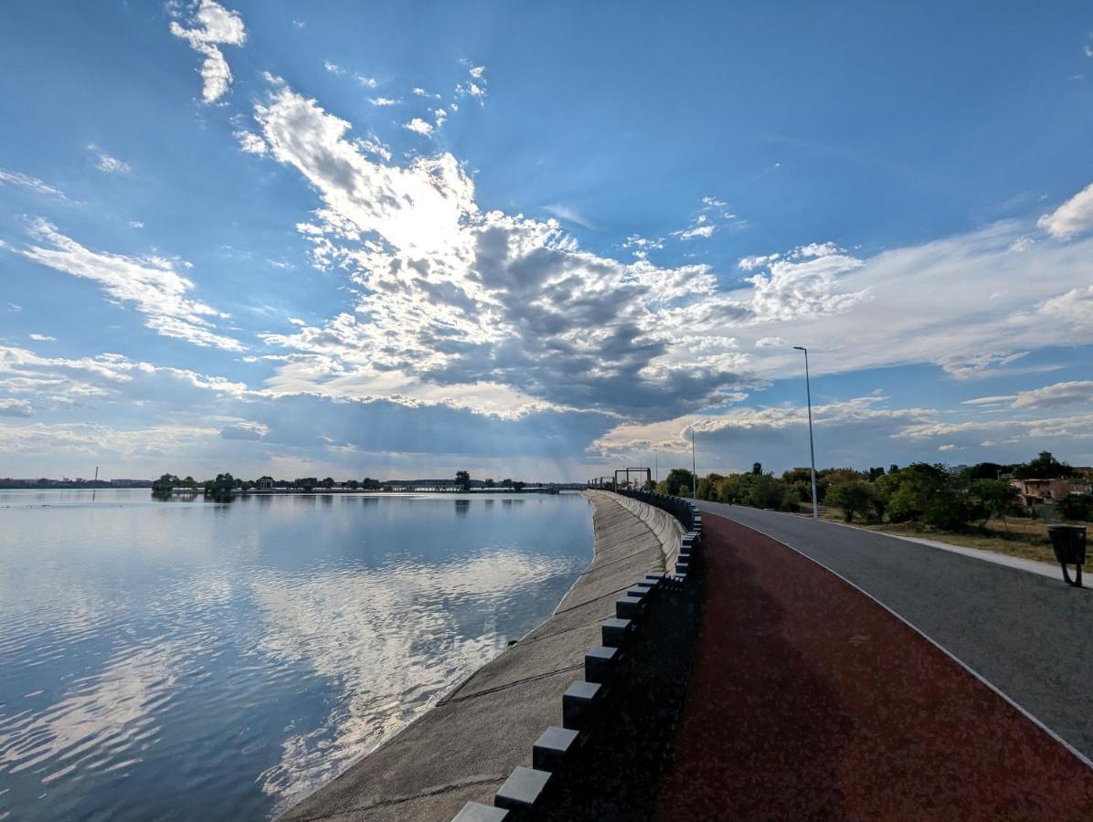 Horizon View Villa - Lakefront Terrace Suite Bukareszt Zewnętrze zdjęcie